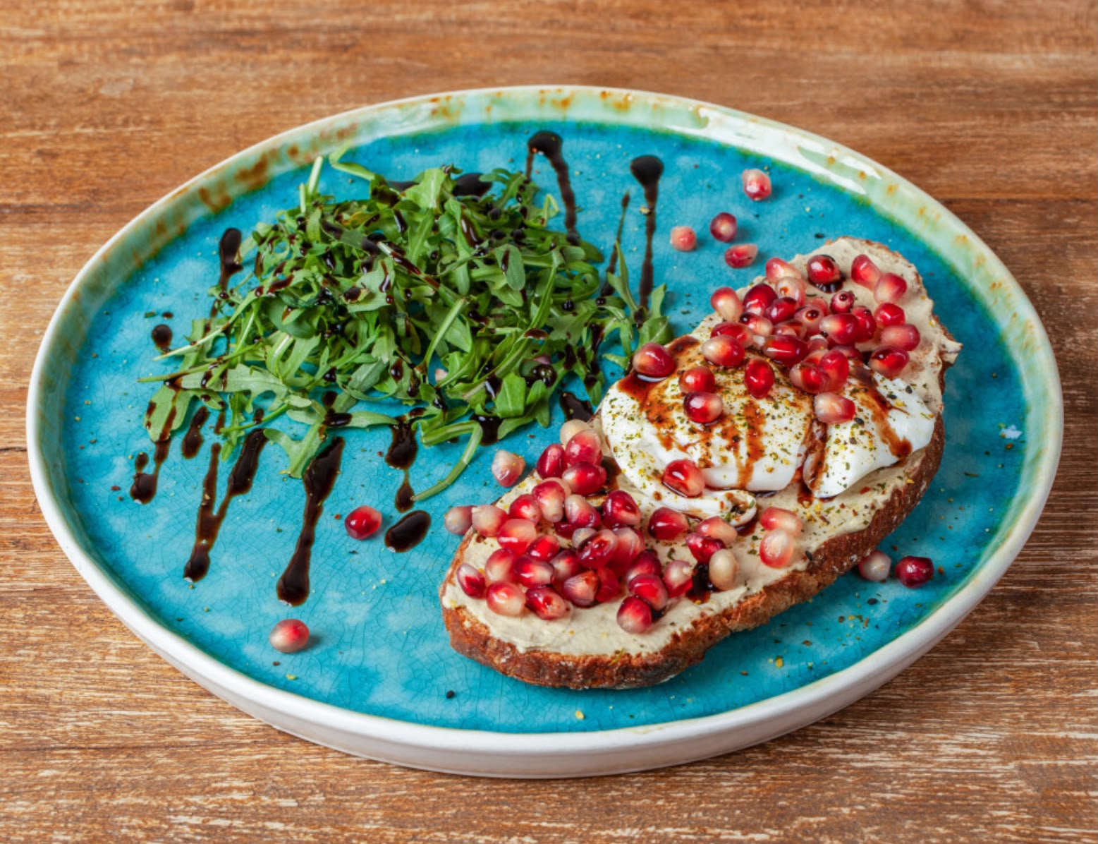 Toast mit Burrata und Granatapfel