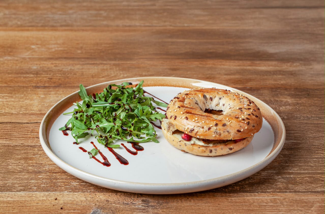 Frisch belegter Bagel